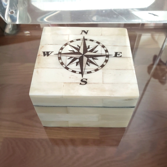White shell trinket/ring box - Picture 1 of 2